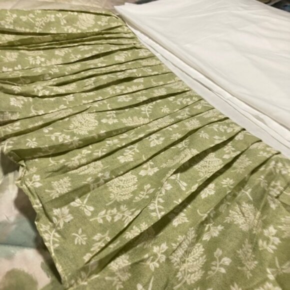 Bedskirt Queen Botanical - Picture 1 of 2